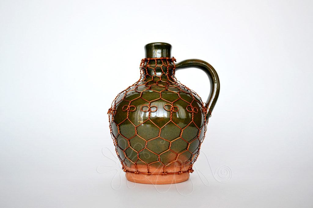 Krčiažok opletený medeným drôtom s drobným ornamentom