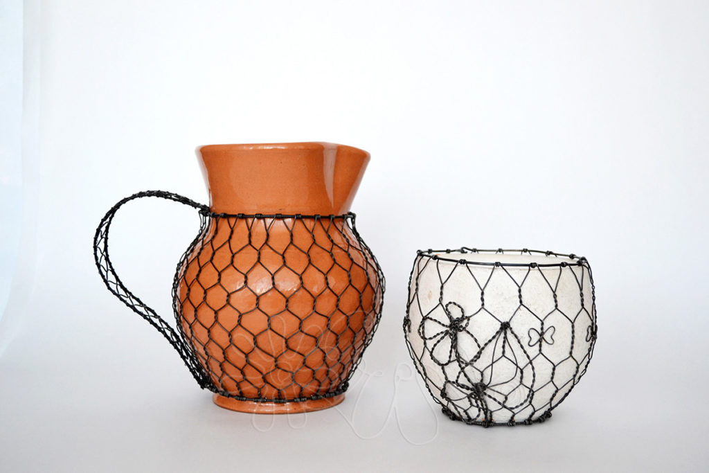 Krčah so zajačím pletivom a drôteným uškom a črepník s fialkami