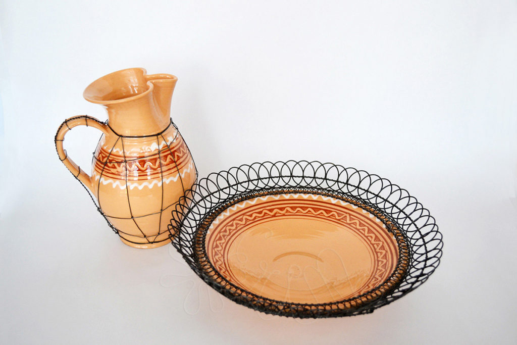 Krčah opletený jedným kusom drôtu a keramický tanier s ozdobným okružím