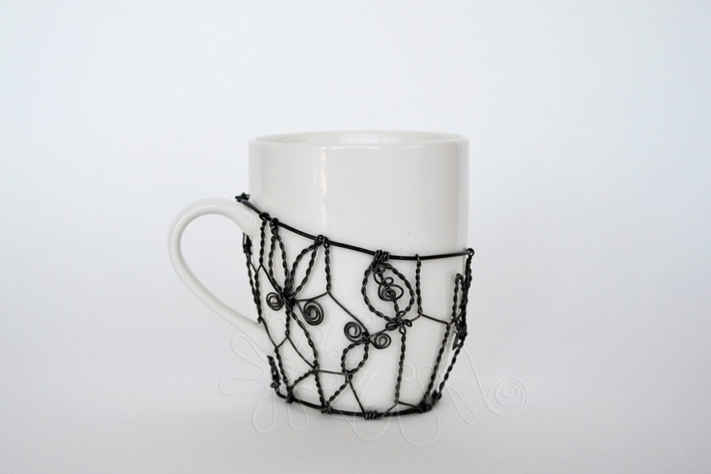 Porcelánový pohár ozdobený štylizovaným rastlinným motívom