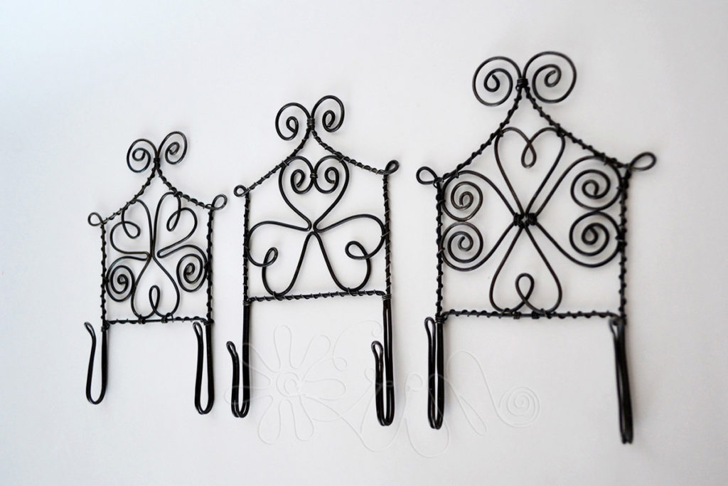 Vešiaky so srdiečkovým ornamentom