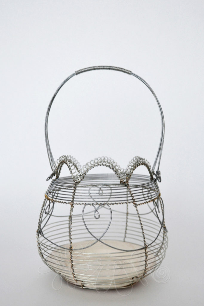 Košík so srdiečkovým ornamentom a oblúkovým okrajom