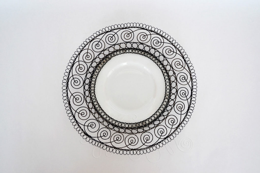 Tanier so špirálovým ornamentom