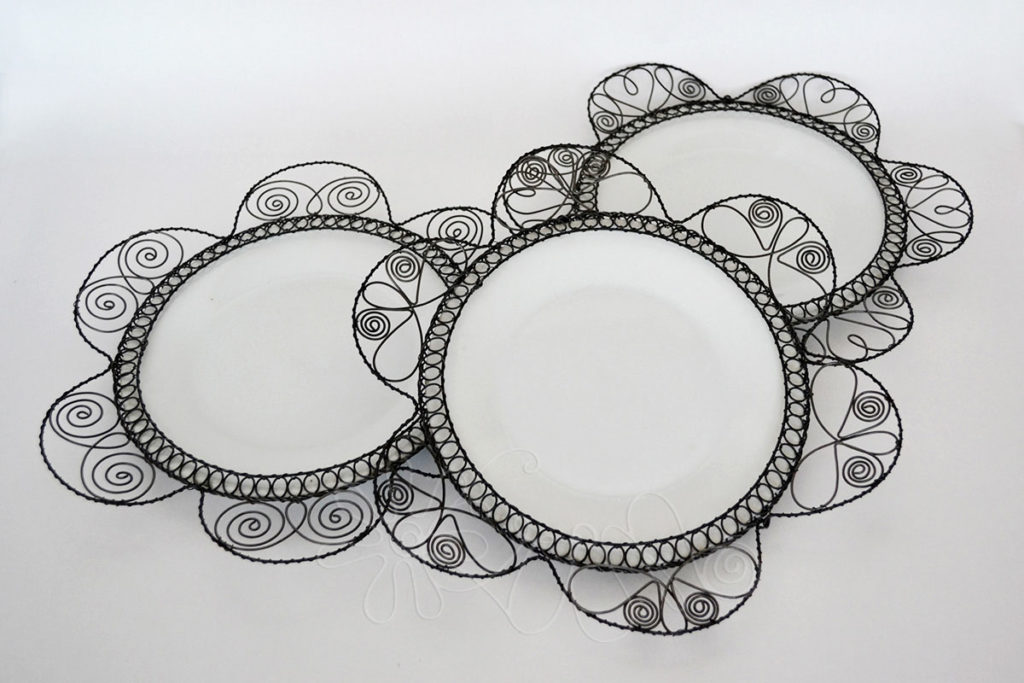 Sada tanierov s ozdobnými lupienkami po obvode