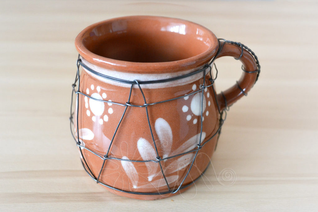 Hrnček opletený jedným kusom drôtu