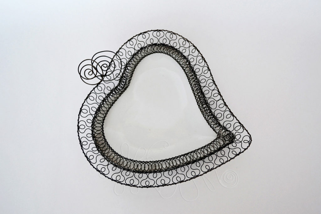 Srdiečkový tanier s vyklápaným ornamentom a špirálami