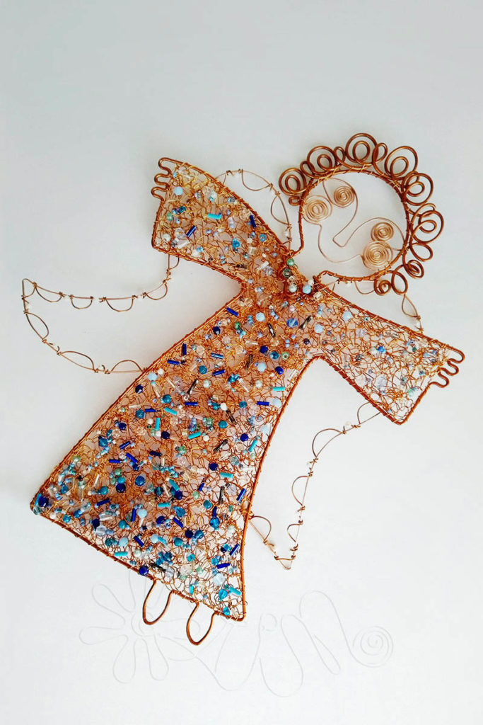 Medený háčkovaný anjel na stenu s modrými korálikmi