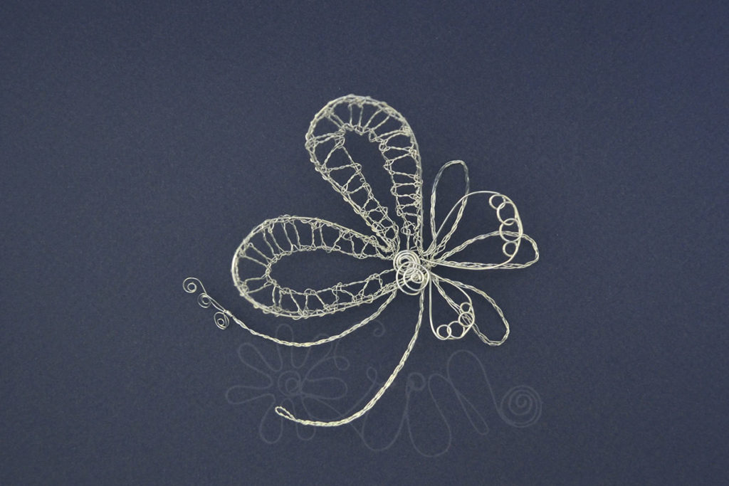 Paličkovaná brošňa