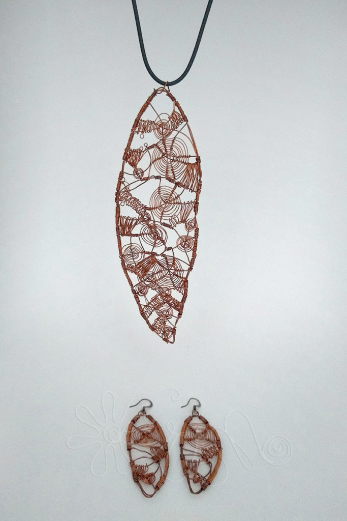 Medený vypletaný prívesok a náušnice v tvare listu