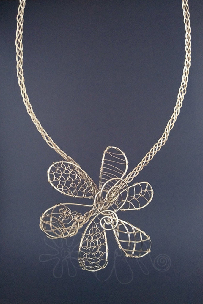 Náhrdelník s kvetom - paličkovanie, šitá čipka, pretkávanie