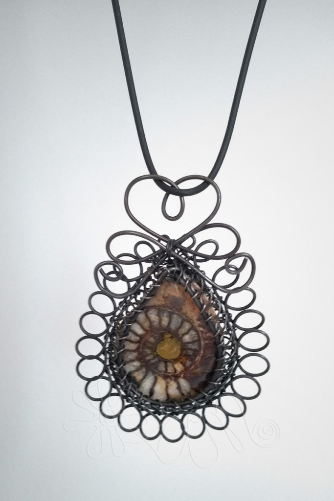 Prívesok s amonitom