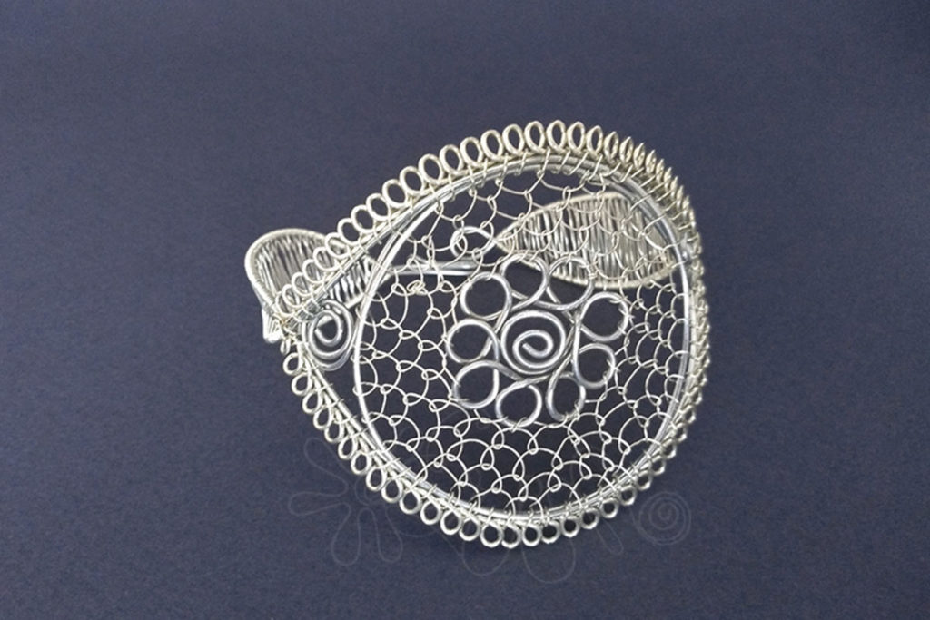 Postriebrený náramok so štylizovaným kvietkom a šitou čipkou