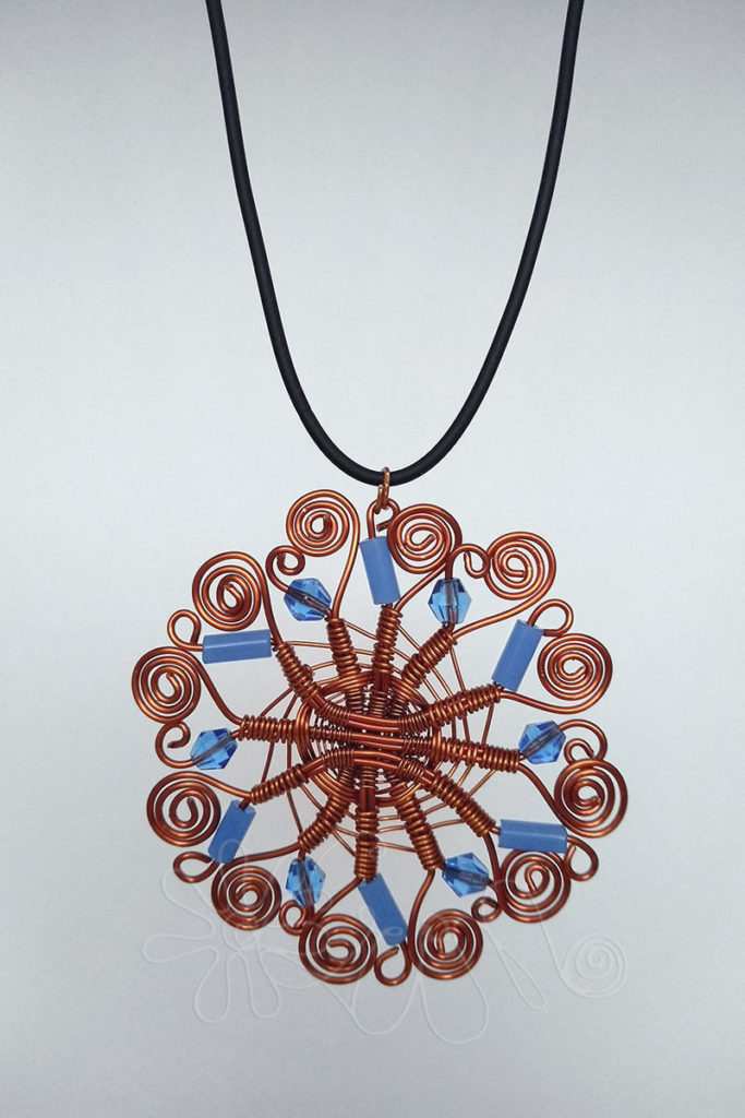 Ružicový prívesok s modrými korálikmi