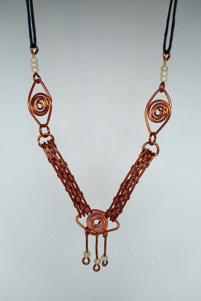 Medený náhrdelník s pretkávaním a tromi očkami