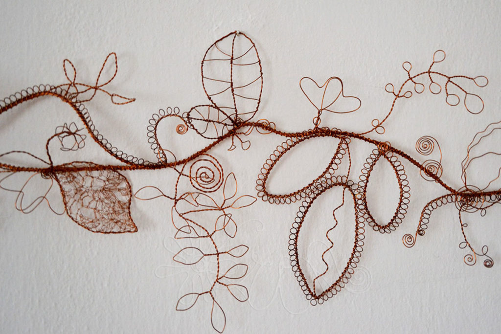 Štylizovaná vetvička - závesná dekorácia z medeného drôtu a ornamentov