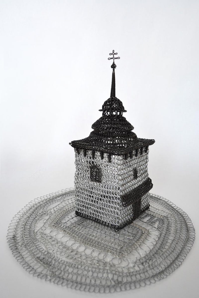 Veža Kostola Panny Márie pri Liptovskej Mare - pozinkovaný a počiernený drôt