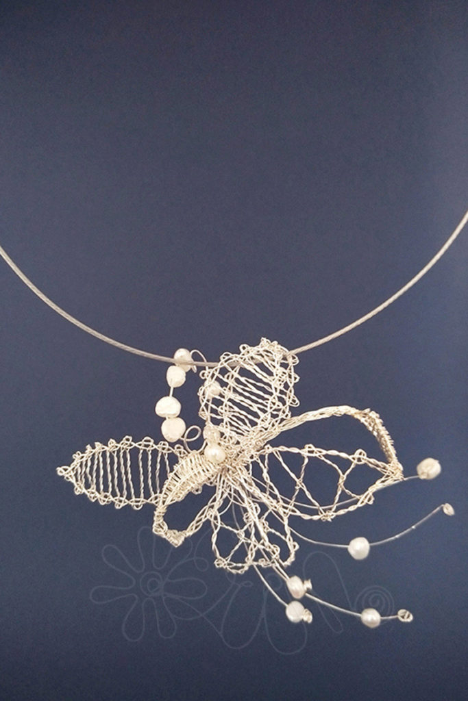 Prívesok s paličkovaným kvietkom a riečnymi perlami