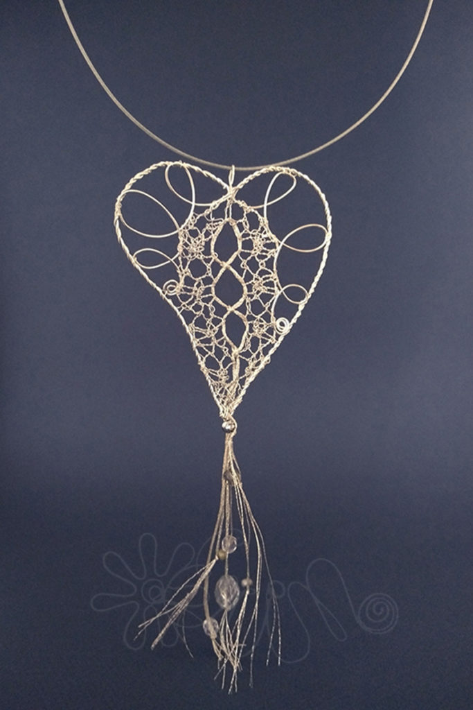 Prívesok v tvare srdca s vloženou paličkovanou čipkou