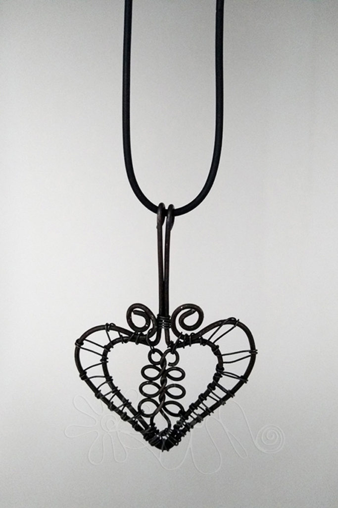Prívesok v tvare srdca so stredovým osmičkovým ornamentom