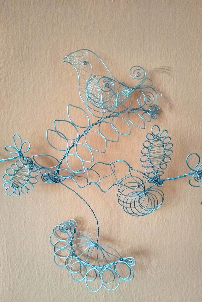 Závesná rastlinná dekorácia z pozinkovaného drôtu s vtáčikom