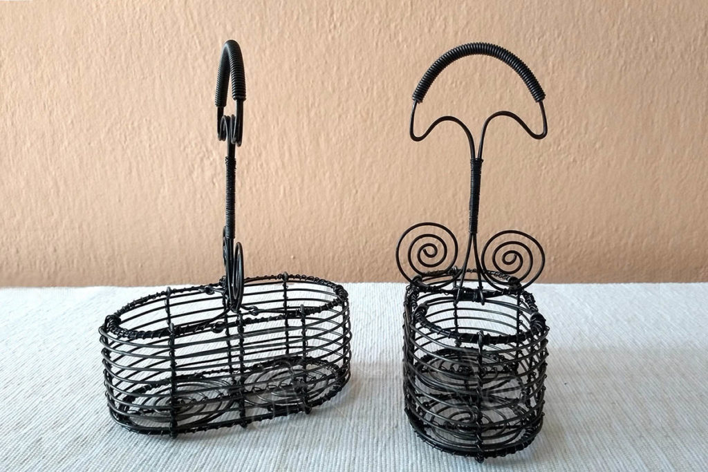 Stojany na koreničky z počierneného drôtu