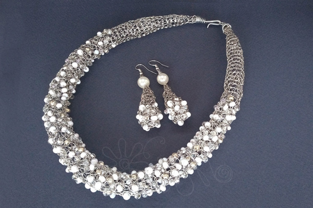 Postriebrený náhrdelník a náušnice z dutinky a bielych korálikov