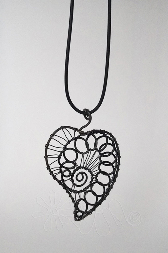 Prívesok - list so slučkovým ornamentom z počierneného drôtu