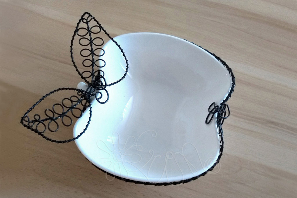 Miska v tvare jabĺčka s osmičkovým ornamentom na listoch