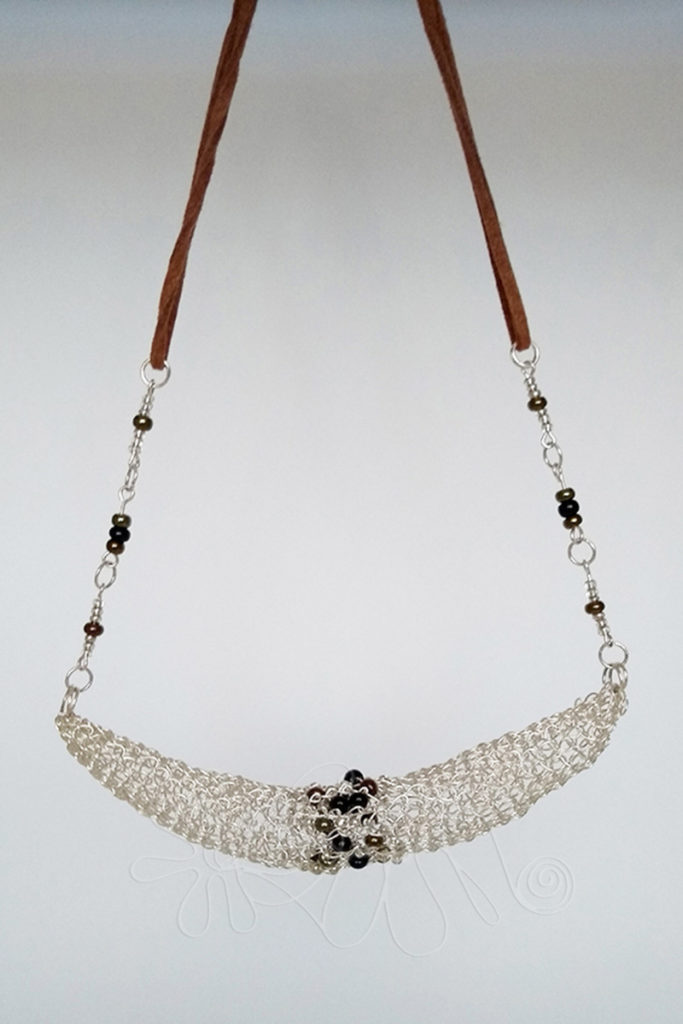 Pletený náhrdelník z postriebreného drôtu a korálikov