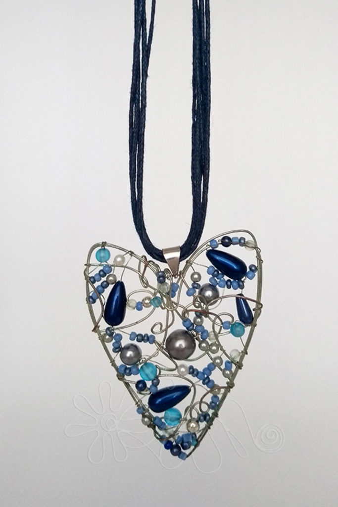 Srdce s vpletenými modrými a striebornými korálikmi