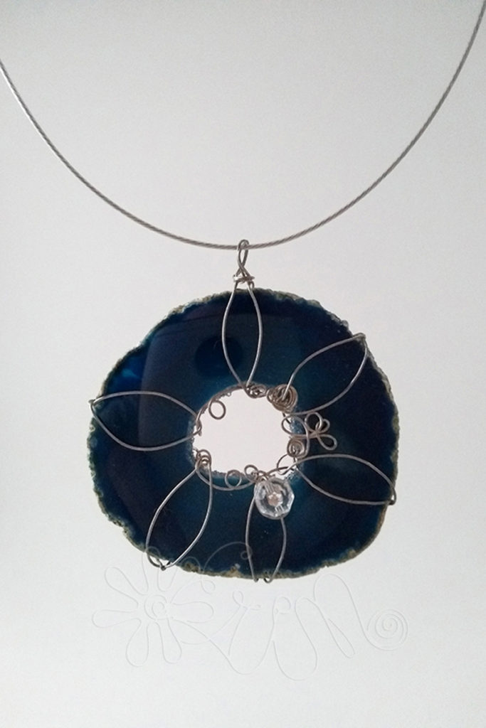 Kvet - modrý achát opletený postriebreným drôtom