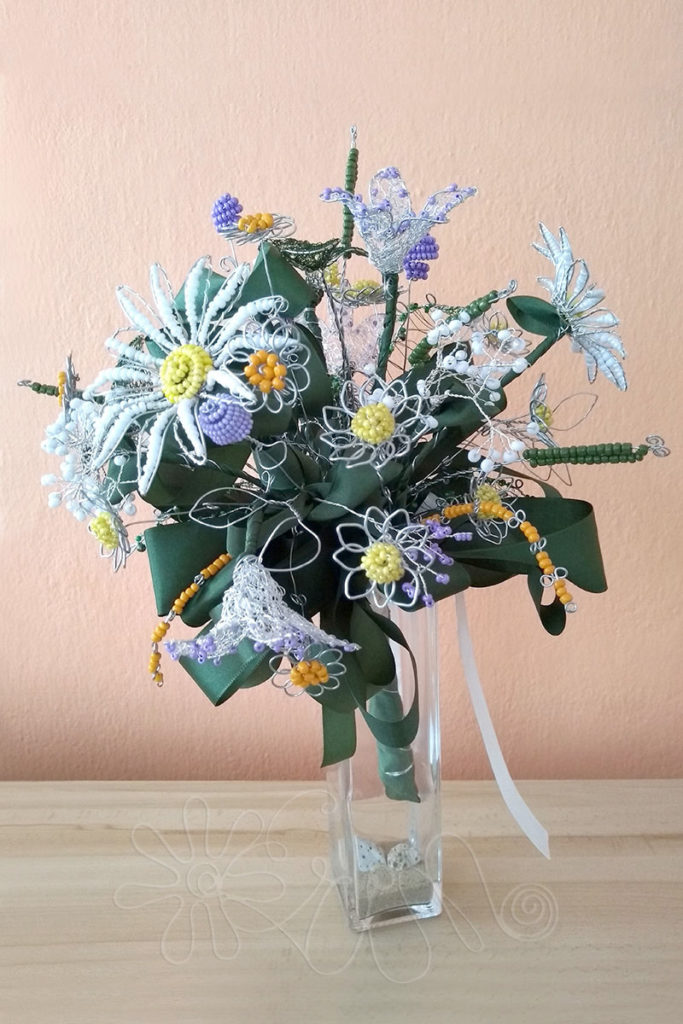 Narodeninová kytica z drôtených kvetov s korálikmi a stuhami