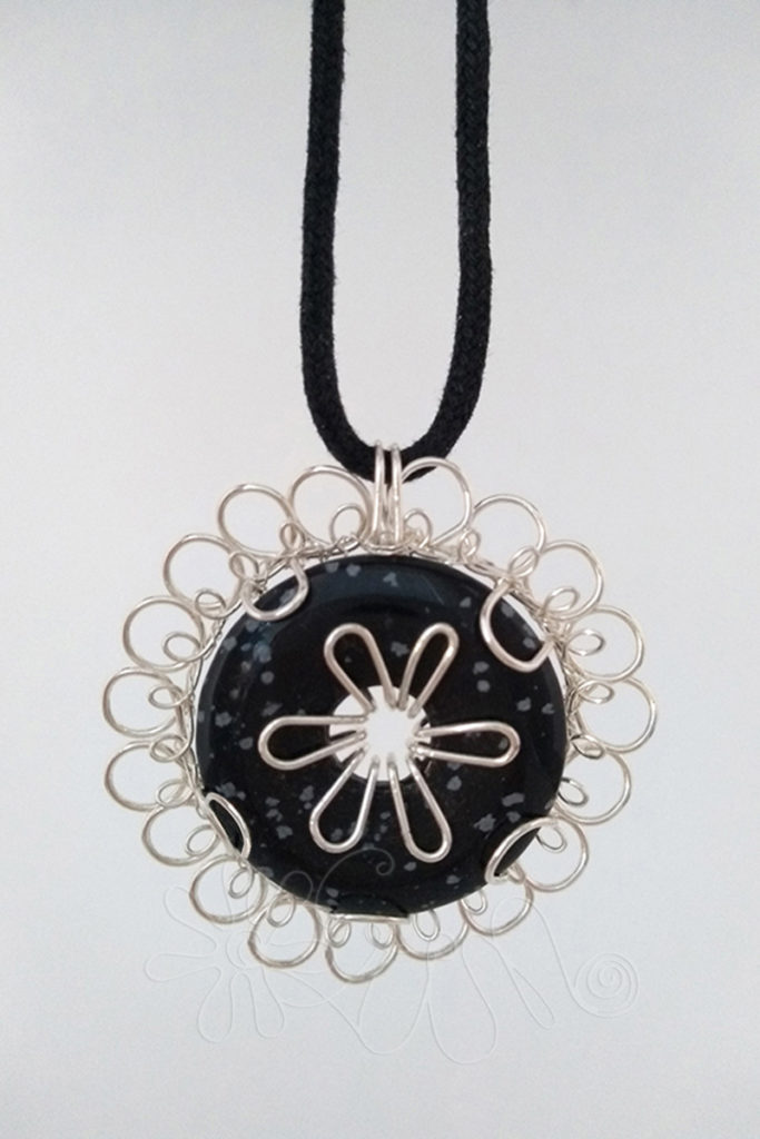 Prívesok z postriebreného drôtu a vločkového obsidiánu