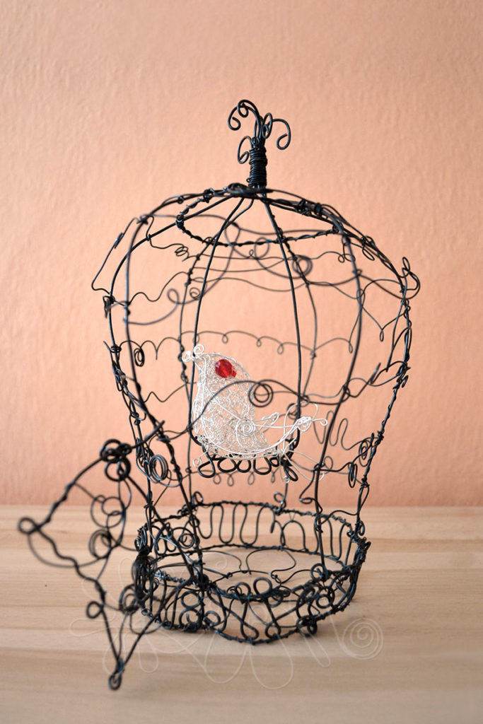 Klietka so strieborným slávikom