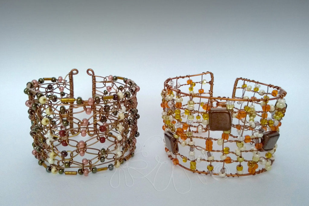 Náramok s macramé a pretkávaný náramok s korálikmi