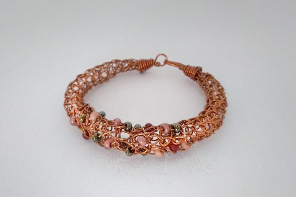 Medený dutinkový náramok