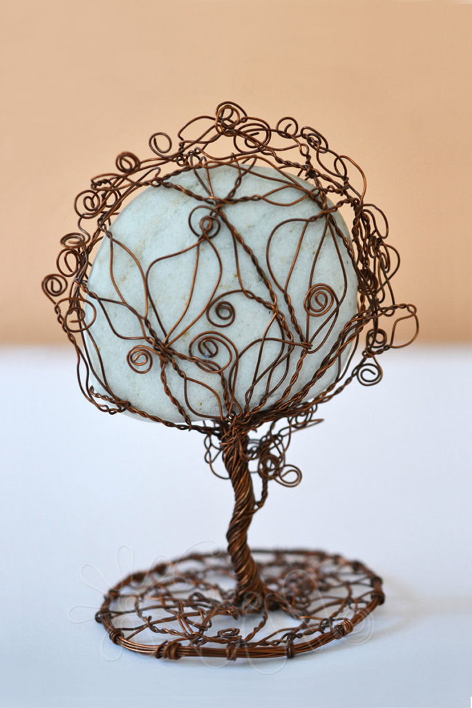 Medený strom s okruhliakom z Dunaja