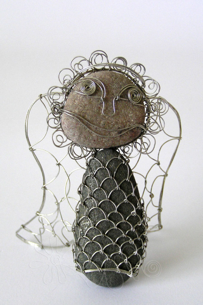 Anjel z riečnych kameňov