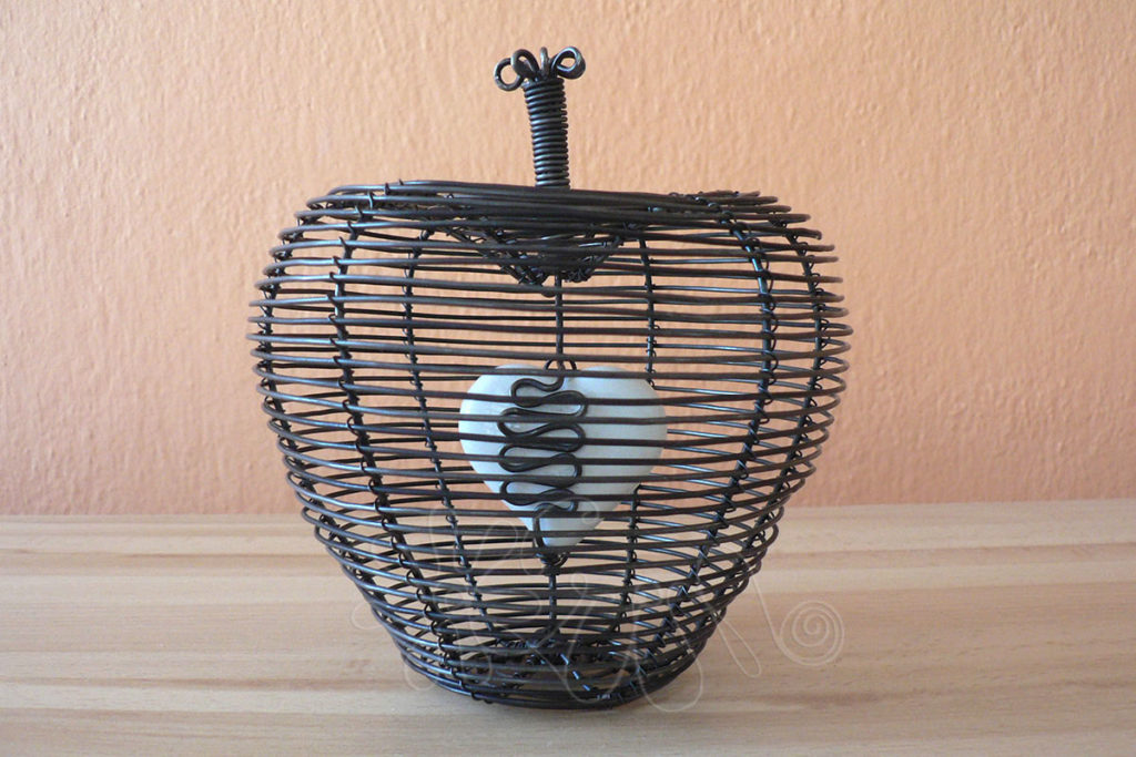 Drôtené jablko s keramickým srdiečkom vo vnútri