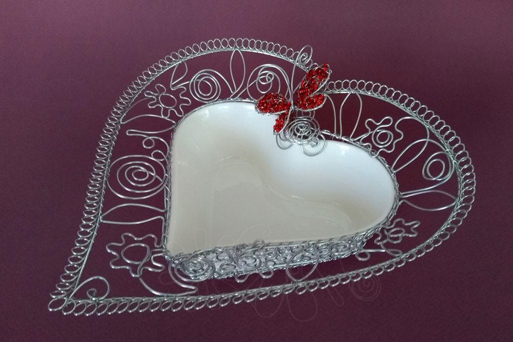 Srdiečková miska so širokým ornamentom a červeným motýľom