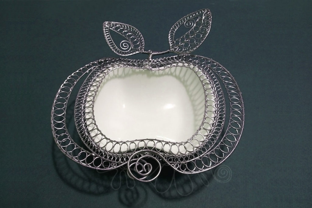 Miska v tvare jabĺčka s hustým ozdobným ornamentom