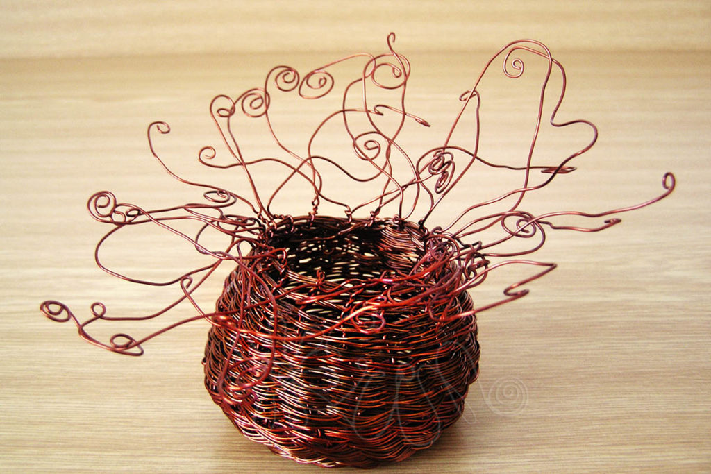 Medený svietnik s košikárskym výpletom